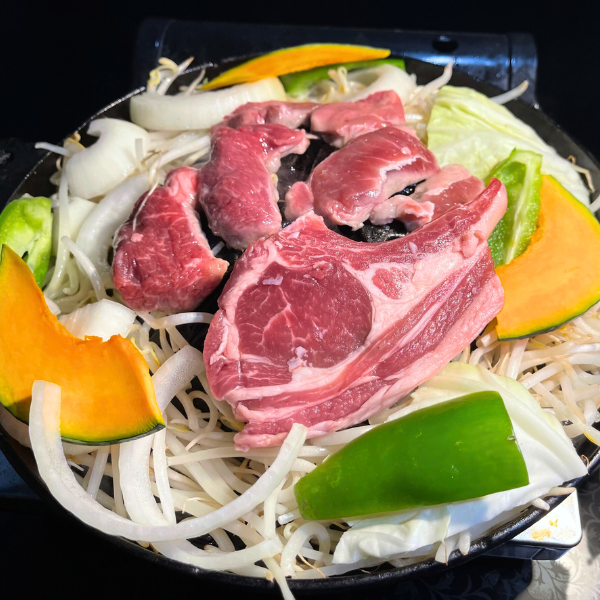 鉄鍋で食べるジンギスカン　ラムチョップ　焼肉　ジビエ　鹿肉